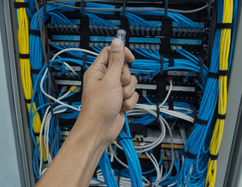 Cables IP conectados y estructurados adecuadamente 